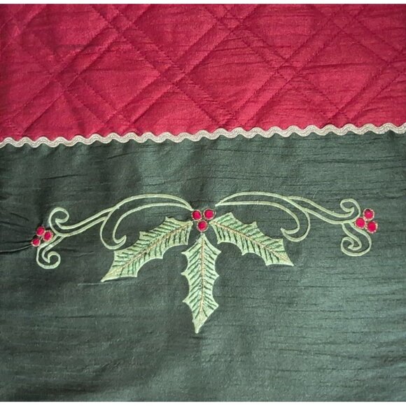 NWOT Earl & Wilson Christmas Quilted Holly Red & Green Table Runner 72" x 14" - Picture 5 of 7